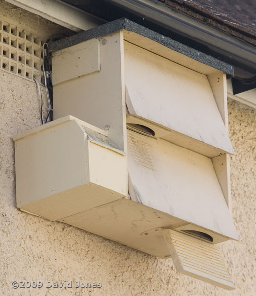 Loudspeaker housing installed at the side of the Swift boxes